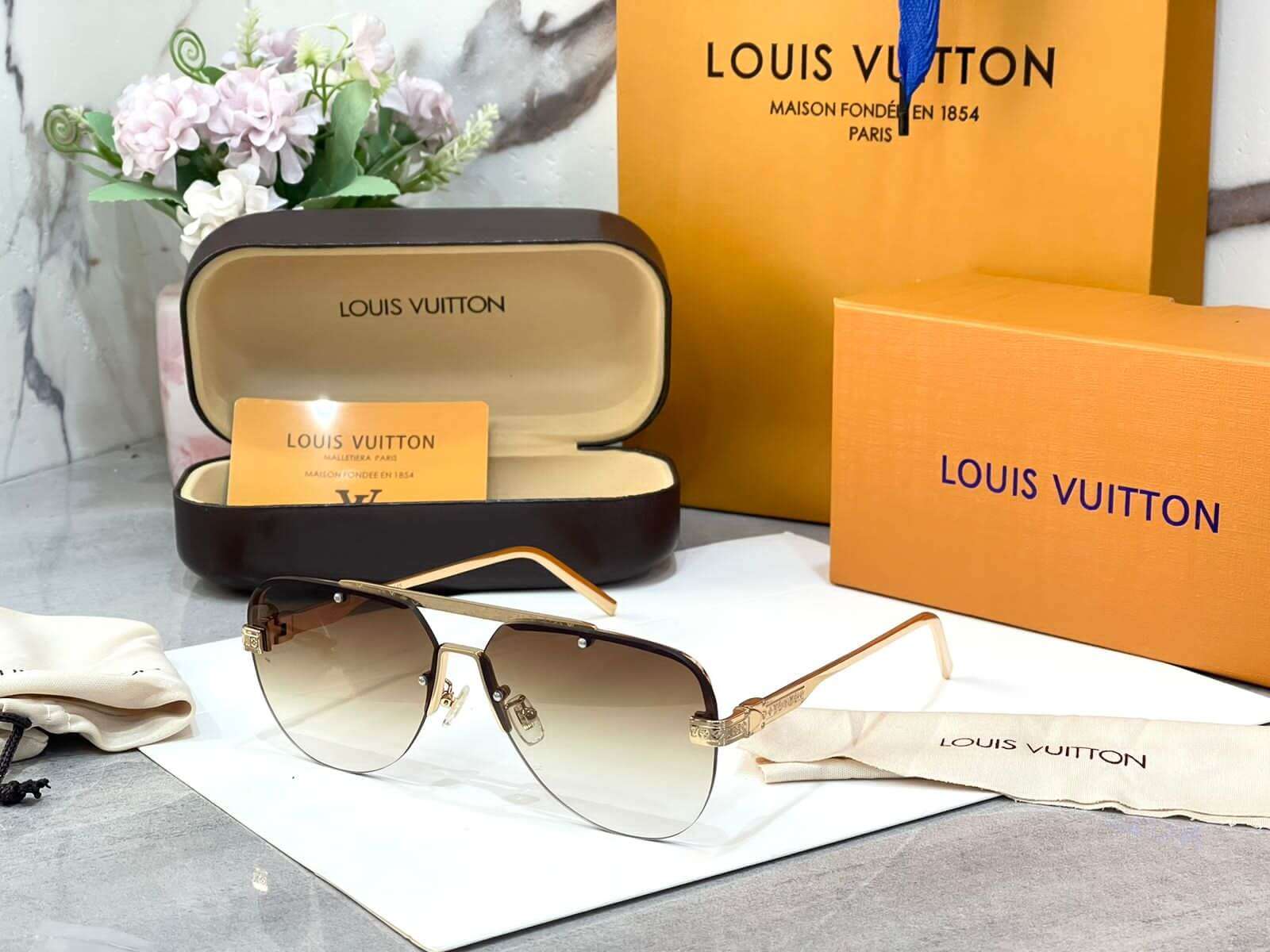 LV reflective sunglasses with box🖤 Cash on delivery available around